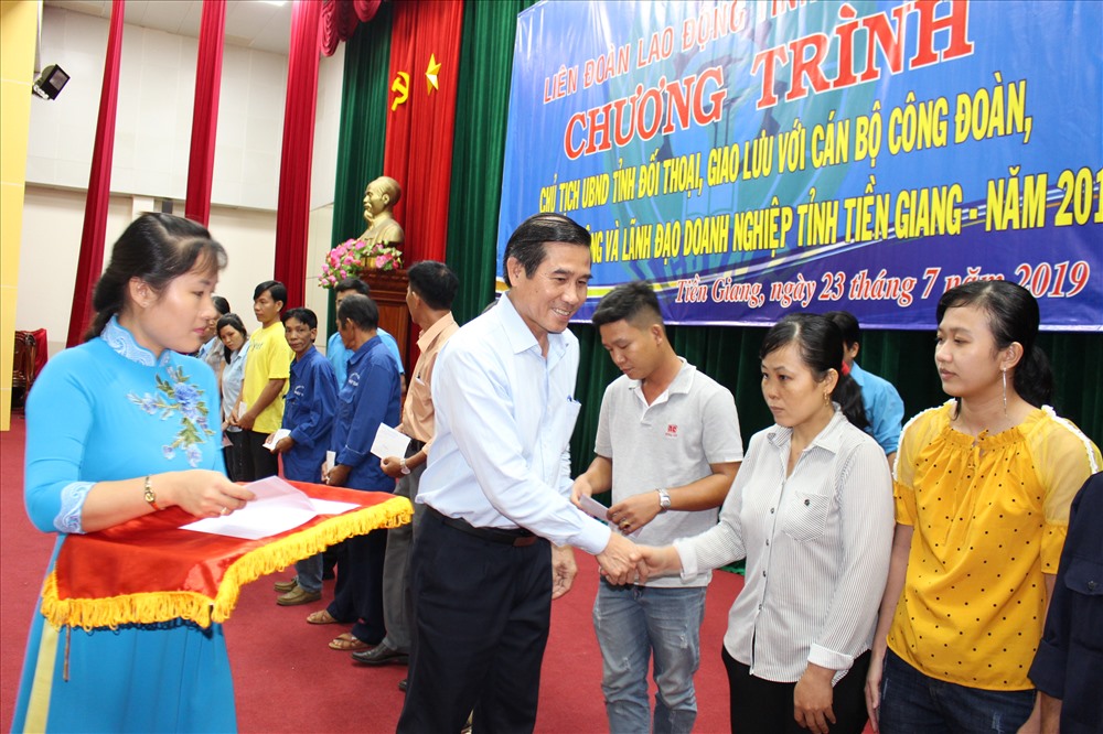 Chủ tịch UBND tỉnh Tiền Giang tặng quà cho CNLĐ khó khăn tại buổi đối thoại.