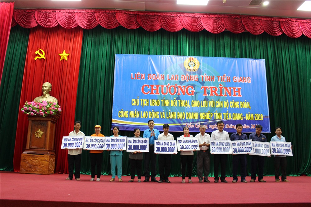 LĐLĐ tỉnh Tiền Giang trao 10 nhà “Mái ấm Công đoàn” cho CNLĐ khó khăn về nhà ở tại cuộc đối thoại.