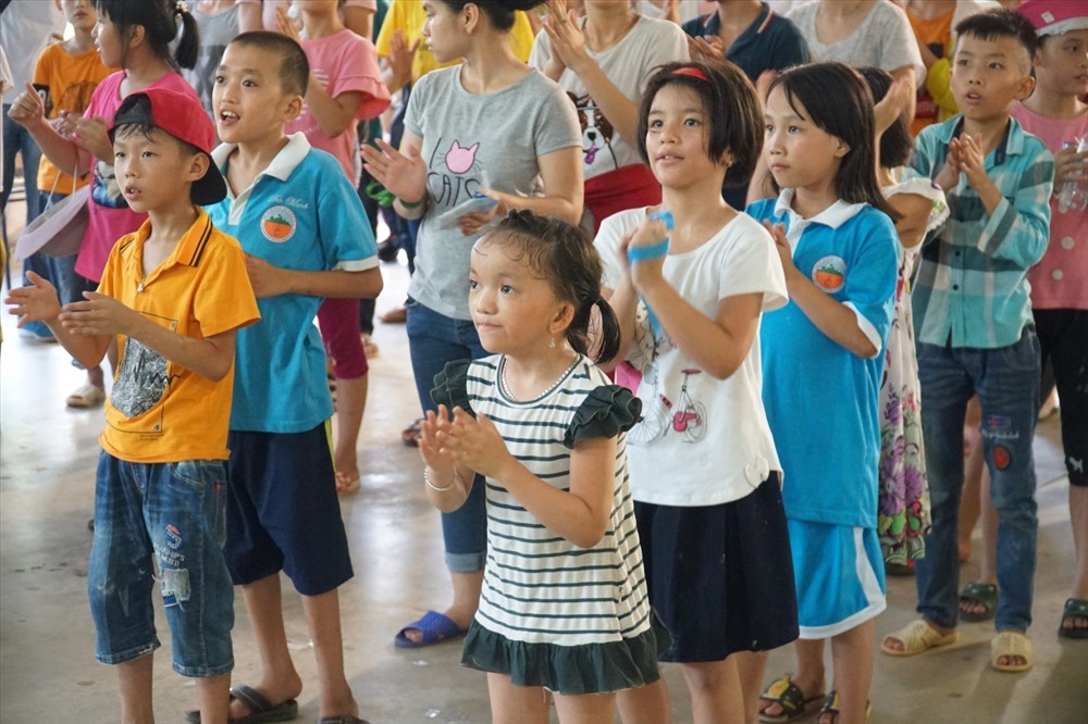 Điệu nhảy “Chicken dance” say mê của các em nhỏ khuyết tật đến từ Trung tâm Thuỵ An.