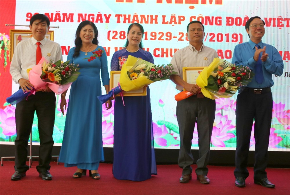 Các cá nhân được tặng kỷ niệm chương vì sự nghiệp xây dựng tổ chức Công đoàn của Tổng LĐLĐ Việt Nam. Ảnh: Hưng Thơ.