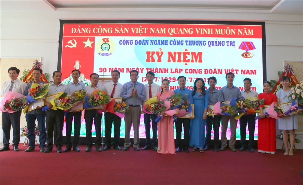 Các cá nhân được tuyên dương, nhận bằng khen tại lễ kỷ niệm 90 năm ngày thành lập Công đoàn Việt Nam do Công đoàn ngành Công Thương tỉnh Quảng Trị tổ chức. Ảnh: Hưng Thơ.