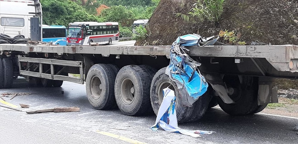 ​Chiếc xe đầu kéo va chạm với xe khách trong vụ tai nạn.
