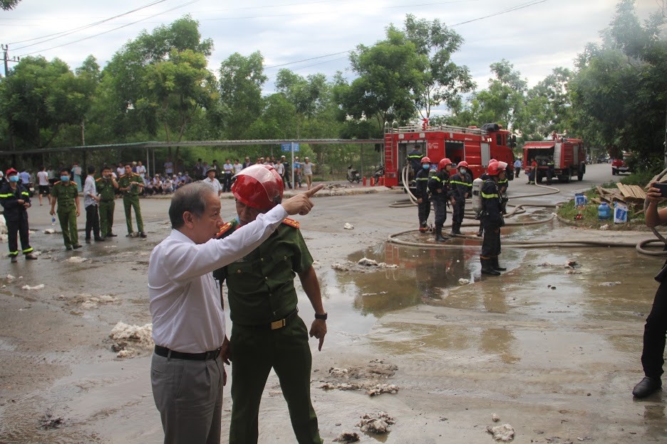 Ông Phan Ngọc Thọ - Chủ tịch UBND tỉnh Thừa Thiên - Huế trực tiếp đến hiện trường chỉ đạo chữa cháy. Ảnh: PĐ.