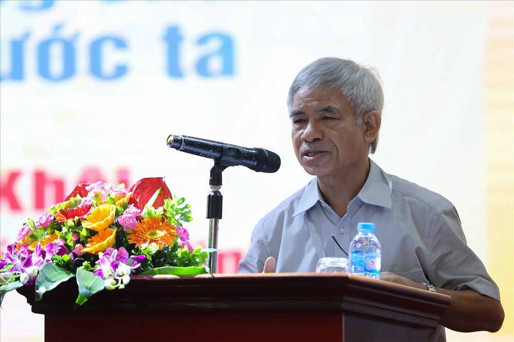 PGS.TS Phan Thanh Khôi, Học viện Chính trị Quốc gia Hồ Chí Minh tham luận tại Hội thảo. Ảnh: Sơn Tùng.