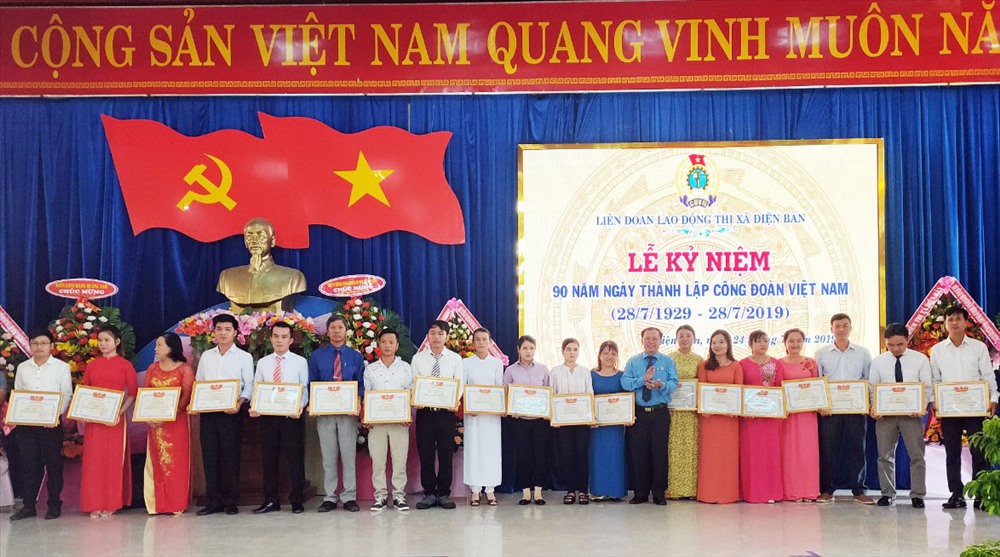 Chủ tịch LĐLĐ thị xã Điện Bàn Nguyễn Văn Tình trao bằng khen cho các đơn vị