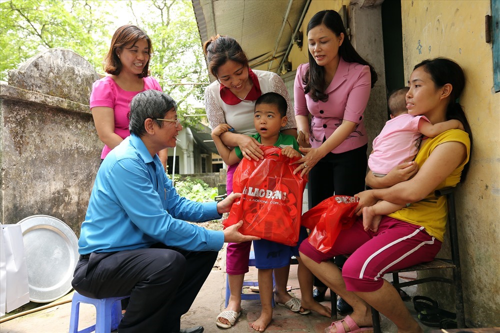 Đồng chí Trần Thanh Hải - Phó Chủ tịch Thường trực Tổng LĐLĐVN, tặng quà con CNLĐ tại Hưng Yên. Ảnh: H.A
