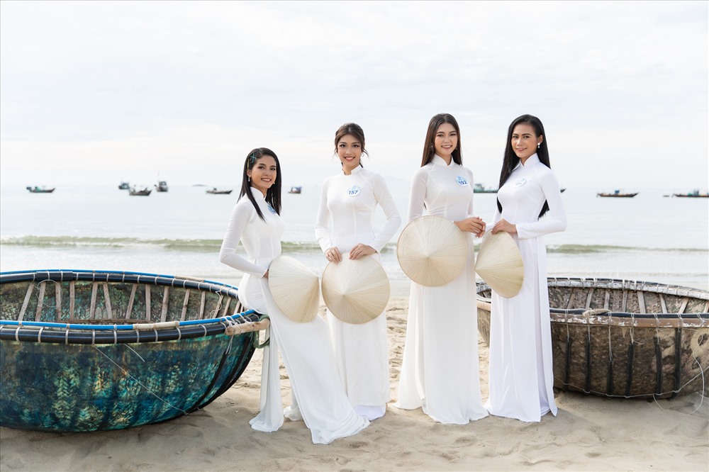 Nằm trong chuỗi các hoạt động của cuộc thi Miss World Việt Nam, các thí sinh đã có một ngày trải nghiệm, khám phá các danh lam thắng cảnh của Đà Nẵng trong trang phục áo dài truyền thống và nón lá. Ảnh: MWVN.