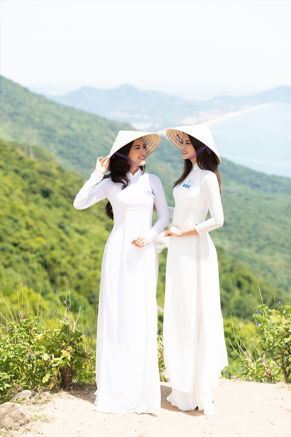 Các cô gái của Miss World Việt Nam đã khéo léo khoe trọn thân hình chuẩn trong tà áo dài trắng tại biển trời Đà Nẵng. Ảnh: MWVN.