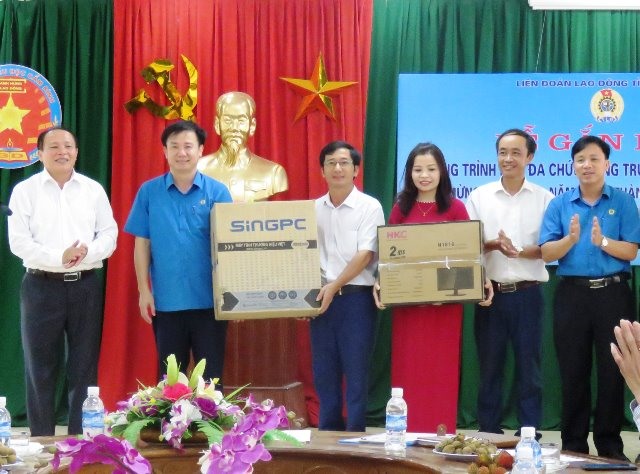 LĐLĐ tỉnh Hà Tĩnh tặng Nhà trường bộ máy vi tính. Ảnh:  Mai Anh