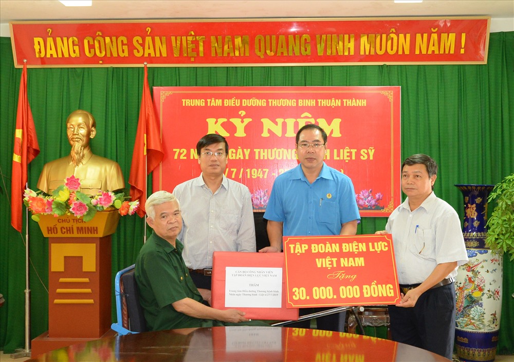 Đồng chí Đỗ Đức Hùng - Phó Chủ tịch Công đoàn Điện lực Việt Nam (thứ hai, bên phải sang) trao quà tới Trung tâm chăm sóc thương bệnh binh. Ảnh: Đắc Cường
