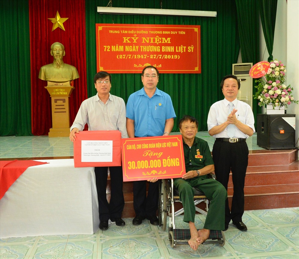 Đồng chí Đỗ Đức Hùng - Phó Chủ tịch Công đoàn Điện lực Việt Nam (thứ hai, bên trái sang) trao quà tới Trung tâm chăm sóc thương bệnh binh. Ảnh: Đắc Cường