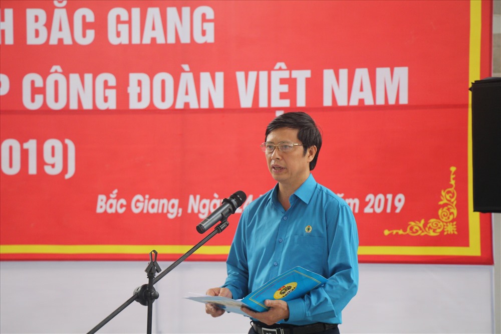Đồng chí Nguyễn Văn Cảnh, Tỉnh ủy viên, Chủ tịch LĐLĐ tỉnh Bắc Giang phát biểu tại buổi lễ.