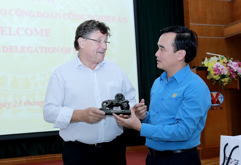Ông Lê Thanh Xuân - Chủ tịch Công đoàn TKV trao đổi với ông Rainer Wimmer - Chủ tịch Công đoàn Công nghiệp Áo.