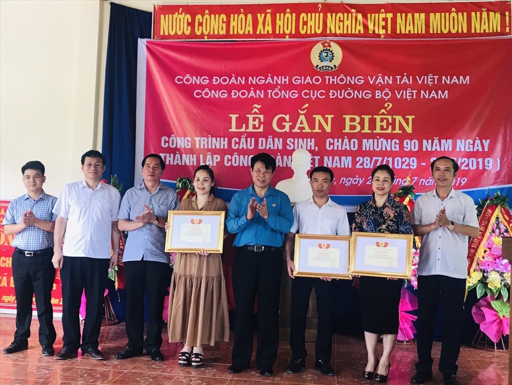 Lãnh đạo Công đoàn Giao thông Vận tải Việt Nam trao bằng khen cho các tập thể, cá nhân. Ảnh: Q.T