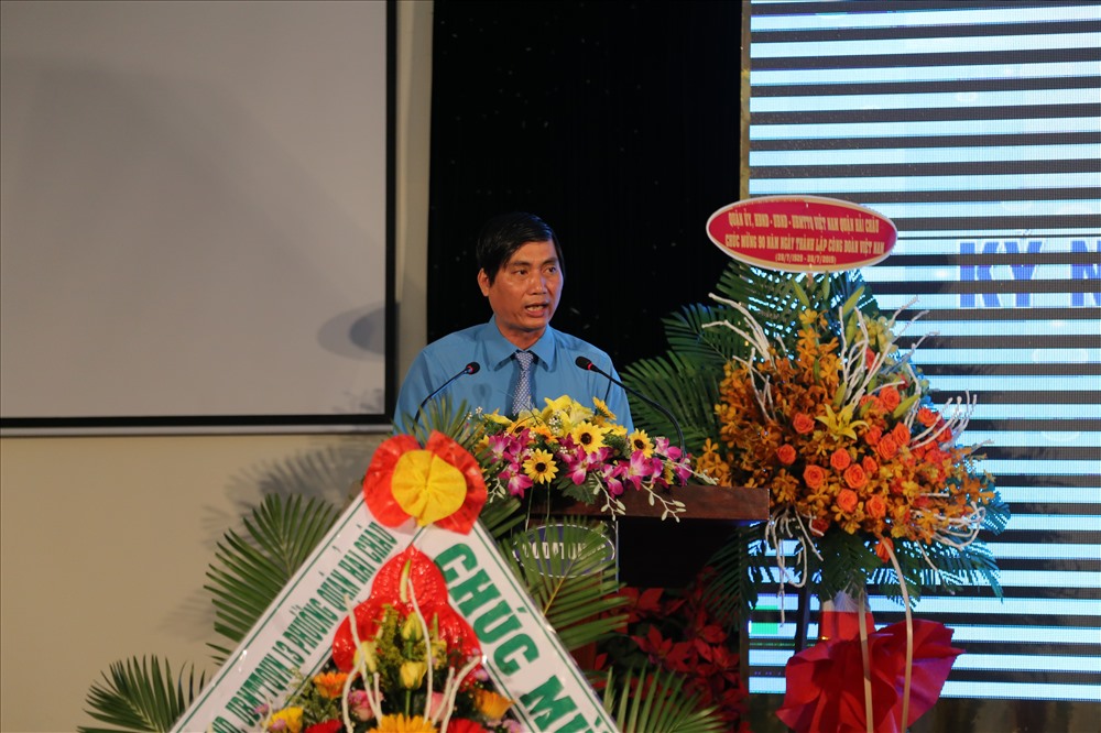 Ông Trần Thanh Bình - Chủ tịch LĐLĐ quận Hải Châu (TP Đà Nẵng) phát biểu tại buổi gặp mặt nhân kỷ niệm 90 năm thành lập Công đoàn Việt Nam. ảnh: H.Vinh