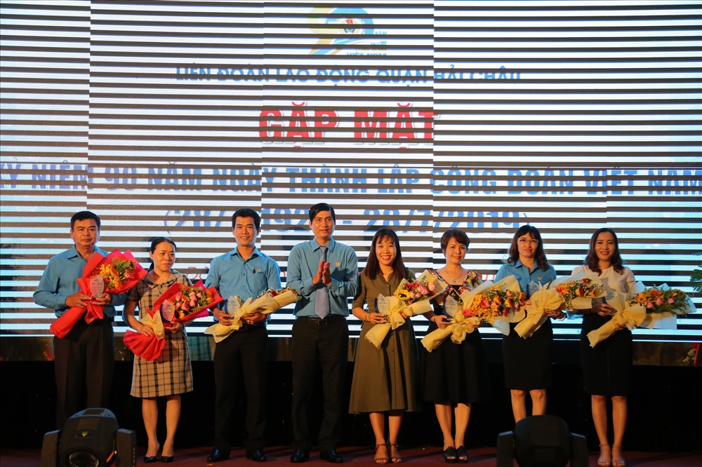 Ông Trần Thanh Bình (thứ 4 từ trái sang) - Chủ tịch LĐLĐ quận Hải Châu uyên dương và khen thưởng cho 7 Chủ tịch CĐCS. ảnh: H.Vinh