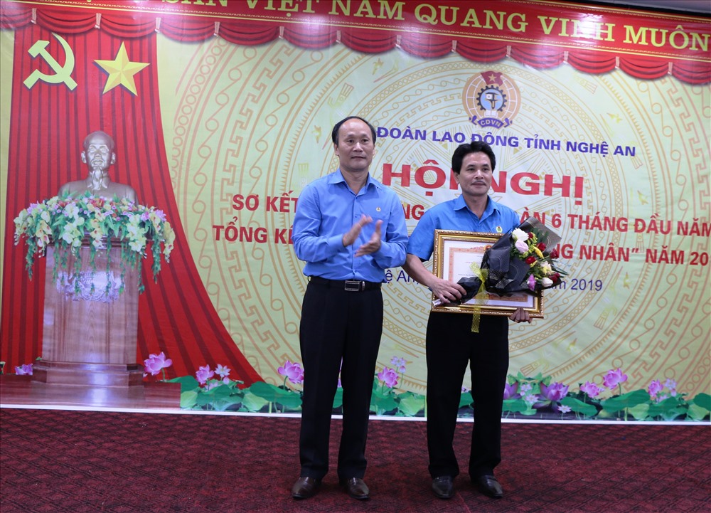 Chủ tịch LĐLĐ tỉnh Nghệ An trao Bằng khen của Thủ tướng Chính phủ cho đồng chí Phan Văn Hồng. Ảnh: PV