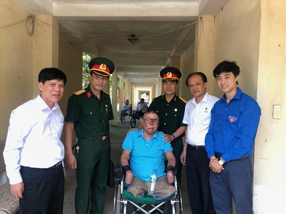 Thăm Thượng uý Đinh Văn Dương, chiến sĩ sống sót duy nhất trong số 21 nạn nhân trong vụ tai nạn rơi máy bay của Trung đoàn Không quân trực thăng 916 tại Hoà Lạc vào tháng 7/2014