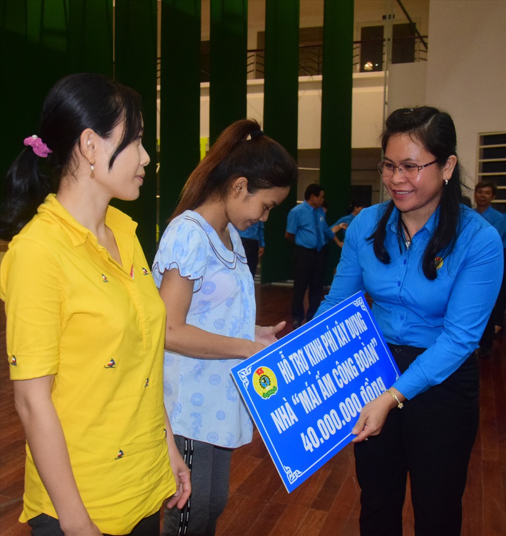 Lãnh đạo LĐLĐ tỉnh Trà Vinh trao tượng trưng mái ấm công đoàn cho đoàn viên và người lao động
