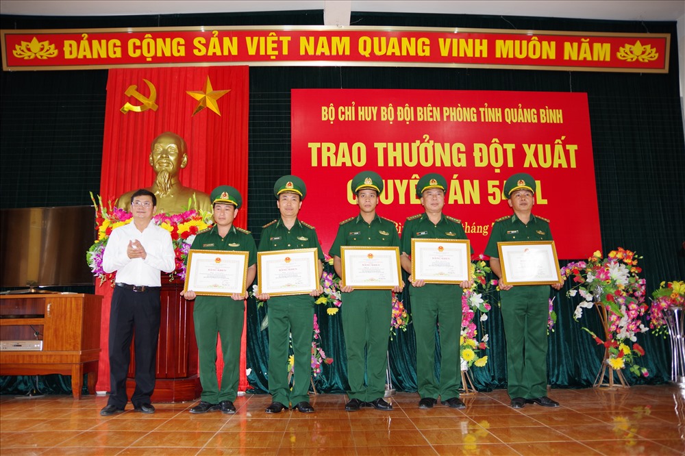 Lãnh đạo UBND tỉnh Quảng Bình trao thưởng cho Ban Chuyên án. Ảnh: Lê Phi Long