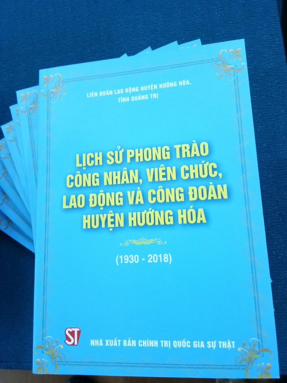 Sách lịch sử phong trào công nhân, viên chức, lao động và công đoàn huyện Hướng Hóa. Ảnh: TT.