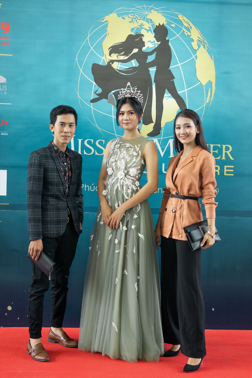 Bộ 3 giám khảo chương trình gồm đạo diễn Huy Lio, Hoa khôi Vũ Hương Giang và