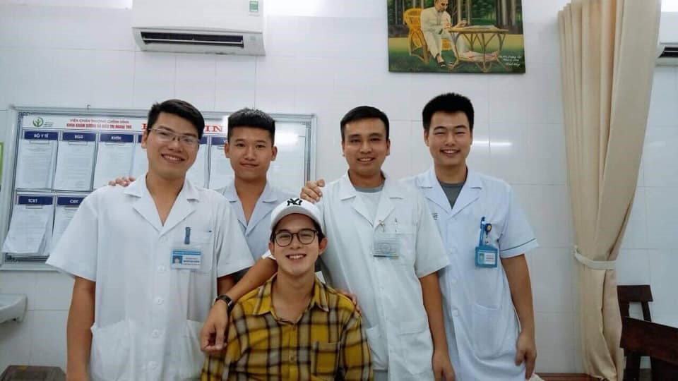 Quang Anh được các bác sĩ Bệnh viện Hữu nghị Việt Đức cấp cứu kịp thời. Ảnh: NH