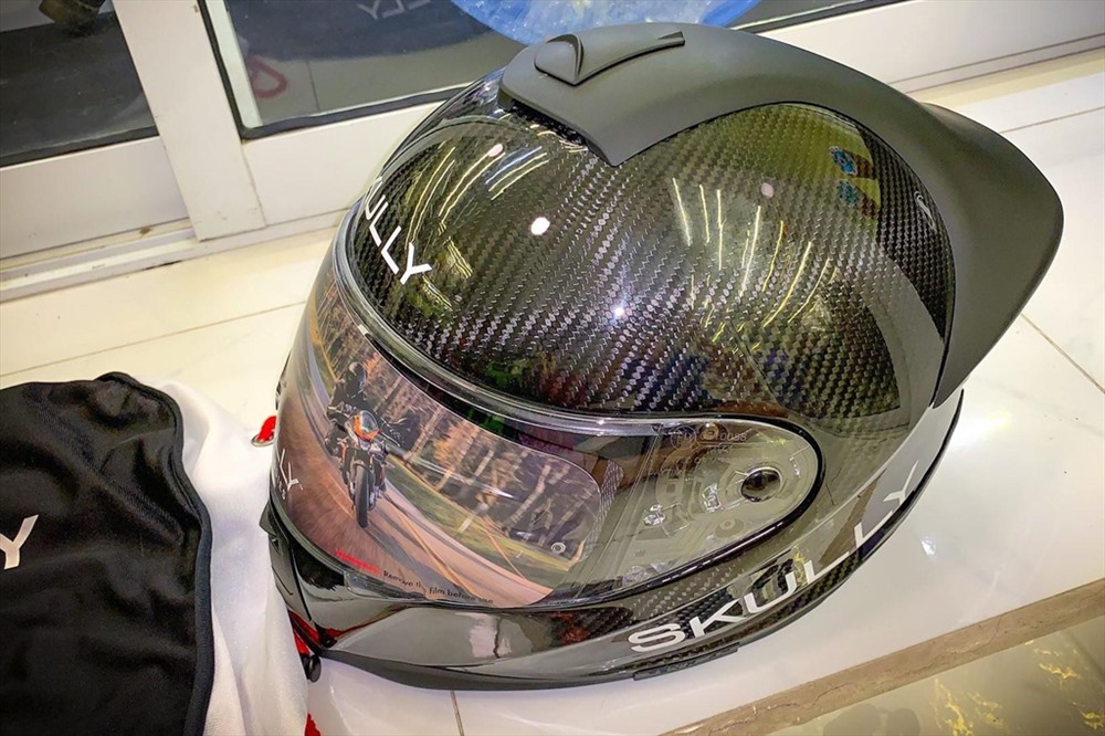 Mới đây, một biker tại Sài Gòn đã mang dòng mũ thông minh này về Việt Nam. Skully Fenix AR có giá xuất xưởng khoảng 1.900 USD và sau khi về đến Việt Nam, chiếc mũ bảo hiểm này chạm ngưỡng 2.100 USD, khoảng 49 triệu đồng.