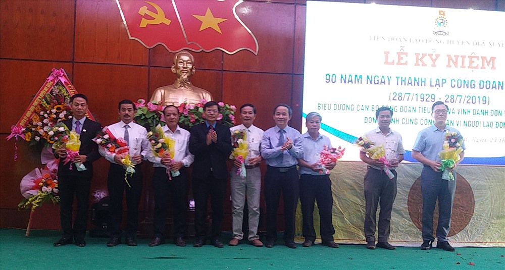 Chủ tịch LĐLĐ huyện Duy Xuyên Lê Chính Đông vinh danh các đơn vị doanh nghiệp vì người lao động.
