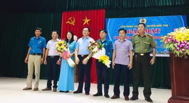 Lãnh đạo huyện Đức Thọ tặng hoa chúc mừng LĐLĐ huyện Đức Thọ. Ảnh: QC