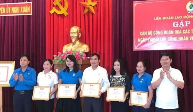 LĐLĐ huyện Nghi Xuân trao kỉ niệm chương cho một số cá nhân tại buổi gặp mặt. Ảnh: CĐ