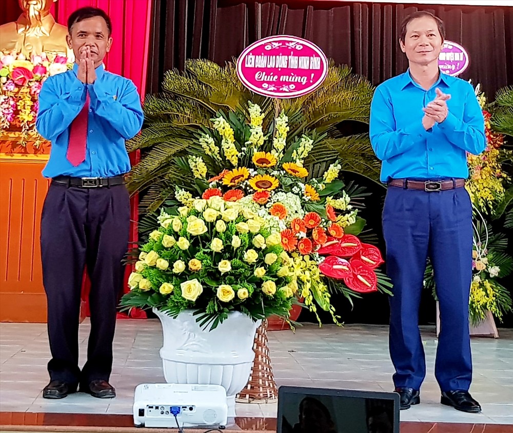 Đại diện lãnh đạo LĐLĐ tỉnh Ninh Bình tặng hoa chức mừng LĐLĐ huyện Hoa Lư. Ảnh: NT