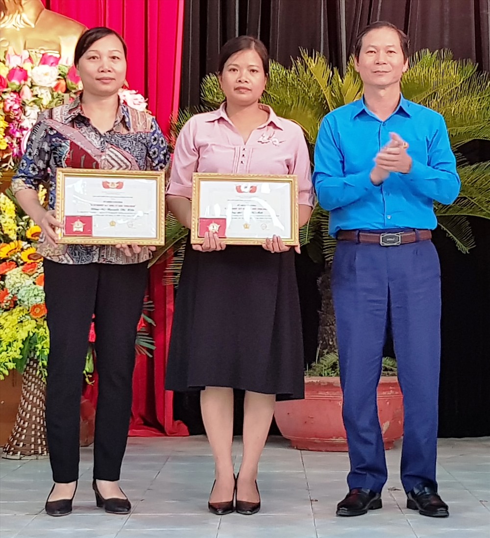 Đồng chí Trần Kim Long, Phó chủ tịch LĐLĐ tỉnh Ninh Bình trao kỷ niệm chương của Tổng LĐLĐ Việt Nam cho các cá nhân tiêu biểu. Ảnh: NT