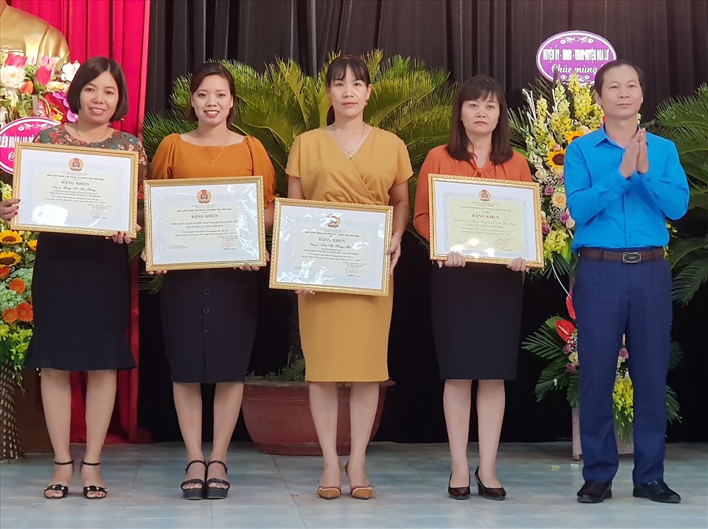 Đại diện lãnh đạo LĐLĐ tỉnh Ninh Bình tặng bằng khen cho các cá nhân và tập thể có nhiều đóng góp trong hoạt động công đoàn. Ảnh: NT