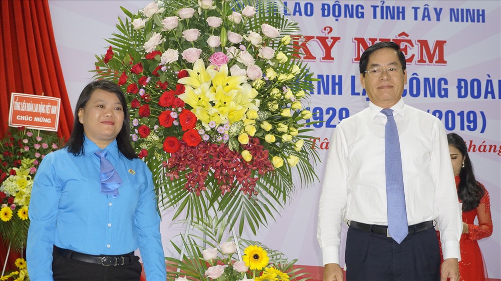 Đồng chí Phạm Viết Thanh - Ủy viên BCH Trung ương Đảng, Bí thư Tỉnh ủy Tây Ninh - (bên phải ảnh) trao tặng lẵng hoa chúc mừng đến đại diện LĐLĐ tỉnh Tây Ninh
