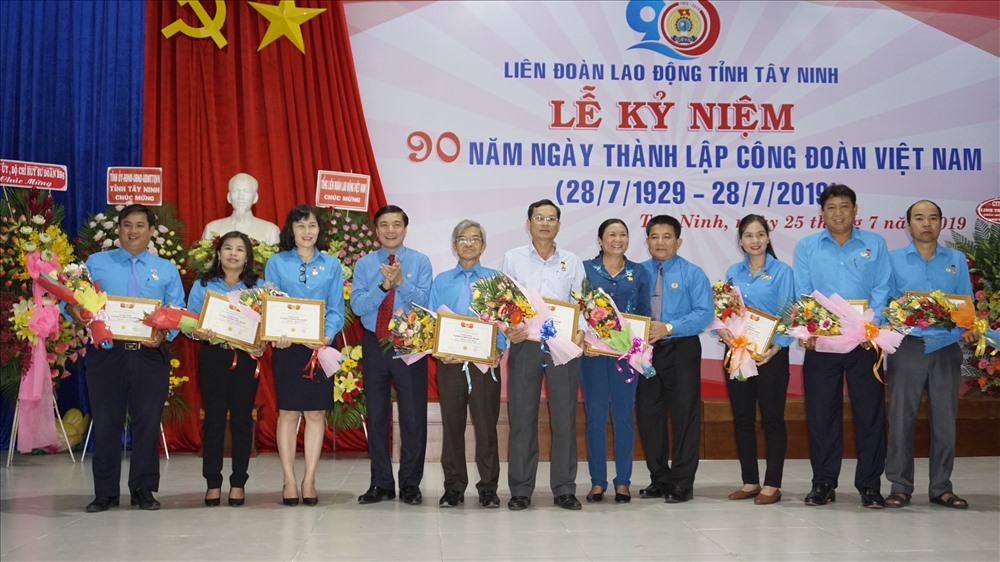 Đồng chí Bùi Văn Cường - Ủy viên BCH Trung ương Đảng, Chủ tịch Tổng LĐLĐ Việt Nam - trao tặng kỷ niệm chương, khen thưởng biểu dương cán bộ công đoàn cơ sở tiêu biểu