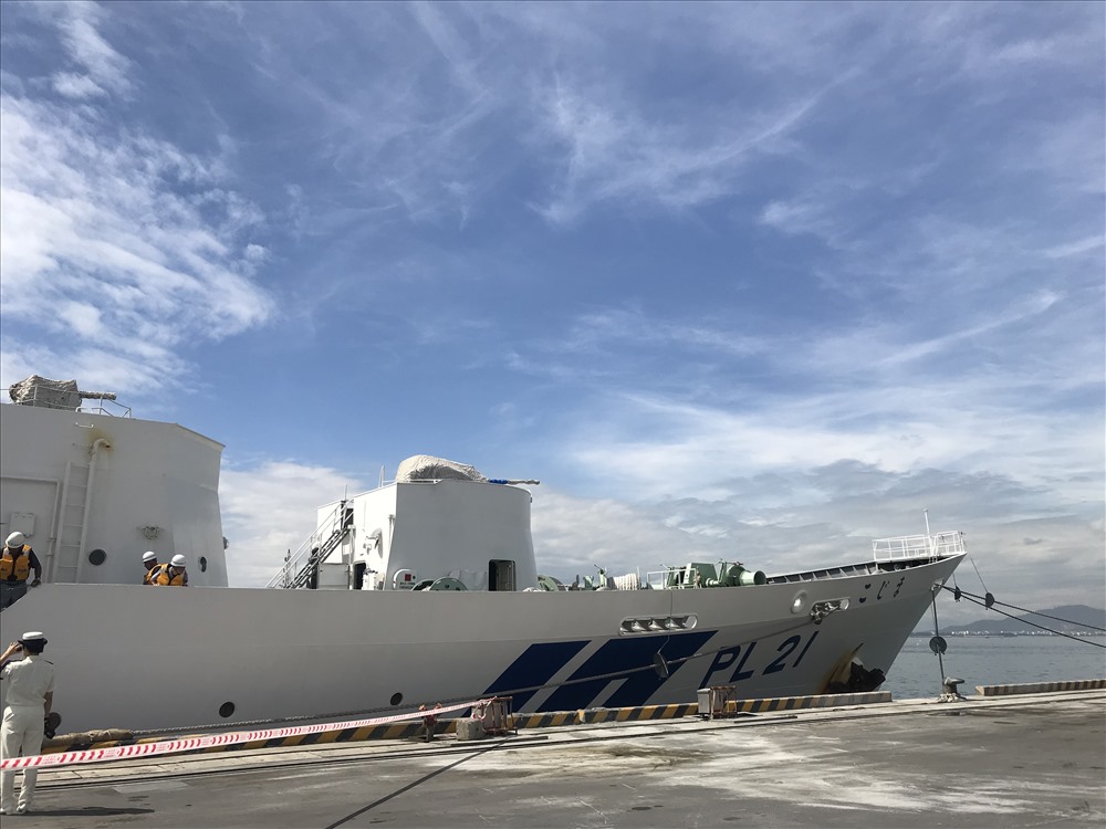 Ngày 25.7, tàu Kojima của Lực lượng bảo vệ bờ biển Nhật Bản do thuyền trưởng Hironobu Tonosaki cùng 87 thủy thủ đoàn đã cập cảng Tiên Sa, bắt đầu chuyến thăm TP Đà nẵng trong 4 ngày từ ngày 25 đến 28.7. ảnh: H.Vinh