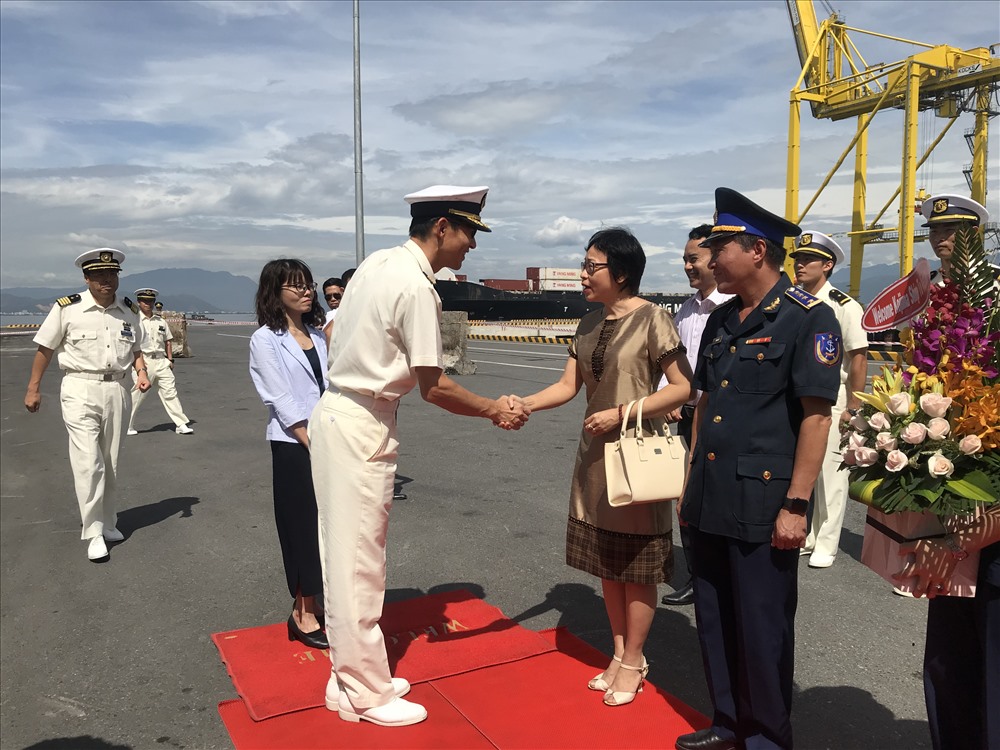 Đón đoàn tại cầu cảng Tiên Sa, có đại diện Bộ Tư lệnh Cảnh sát biển, đại diện UBND TP Đà Nẵng, đại diện Bộ Tư lệnh Bộ đội biên phòng cùng một số cơ quan chức năng liên quan. ảnh: H.Vinh