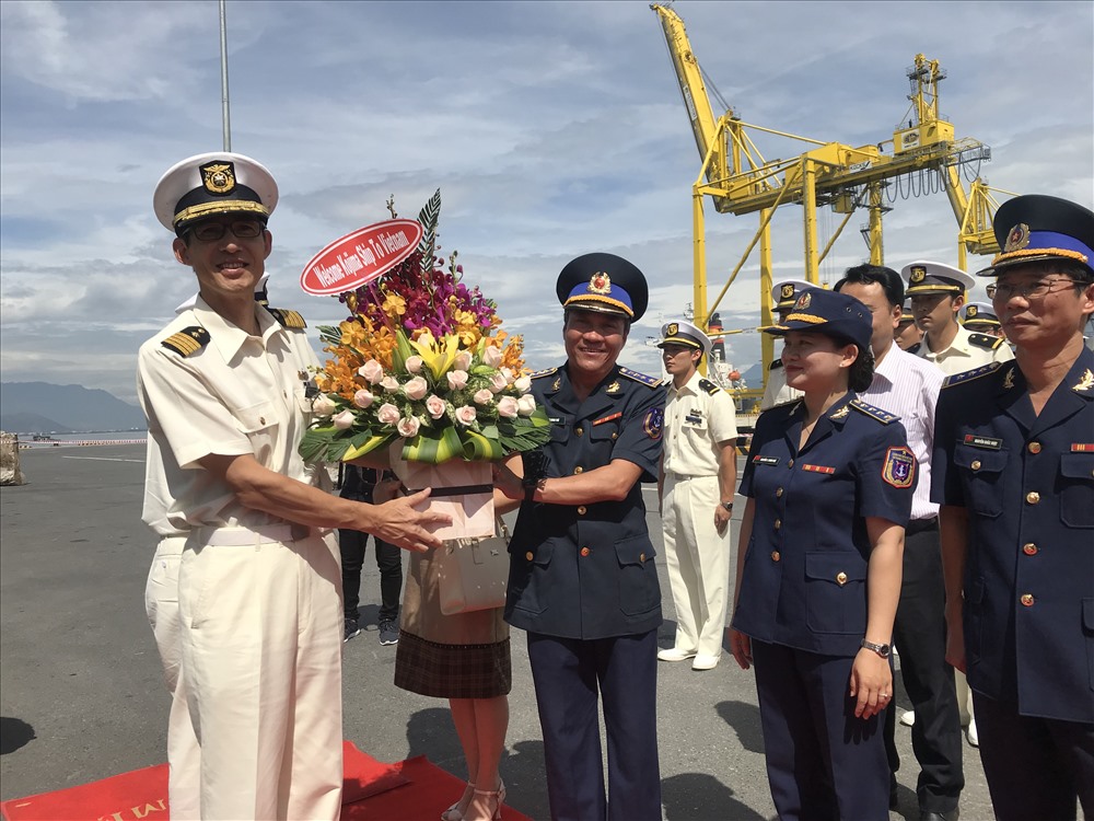 Đại diện lãnh đạo Bộ tư lệnh Cảnh sát biển tặng hoa cho thuyền trưởng tàu Kojima. ảnh: H.Vinh