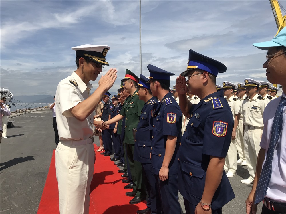 Thuyền trưởng Hironobu Tonosaki chào cán bộ Bộ Tư lệnh Cảnh sát biển. ảnh: H.Vinh