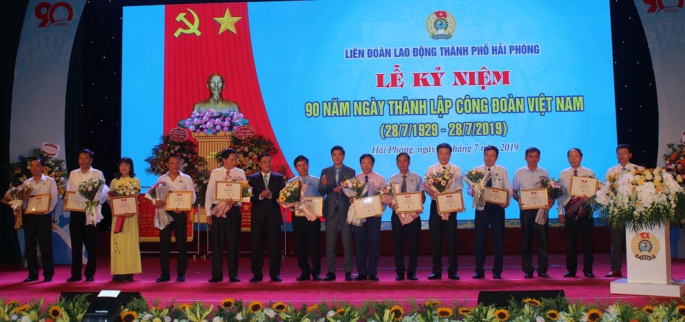 Phó chủ tịch Tổng LĐLĐ Việt Nam Ngọ Duy Hiểu và Chủ tịch UBND thành phố Nguyễn Văn Tùng trao kỷ niệm chương Vì sự nghiệp xây dựng tổ chức Công đoàn tặng các cá nhân. Ảnh HH