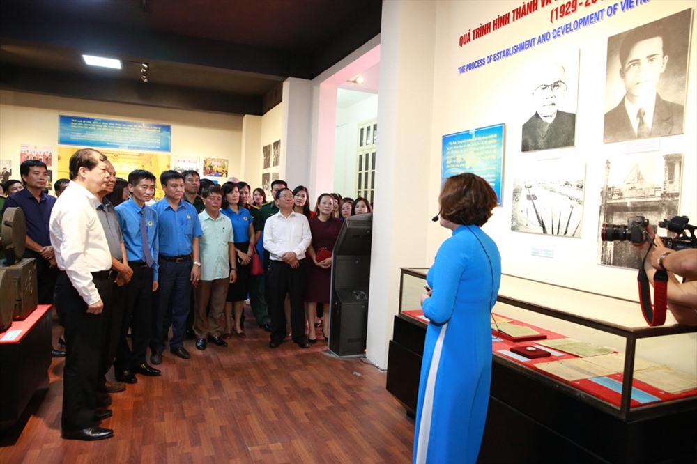 Phó Chủ tịch Tổng LĐLĐVN Trần Văn Thuật (thứ 3 từ trái sang) cùng đoàn đại biểu thăm quan gian trưng bày. Ảnh: Hải Nguyễn.