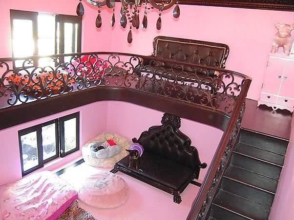 Căn biệt thự hai tầng, sơn màu hồng và thiết kế theo phong cách kiến trúc Tây Ban Nha.