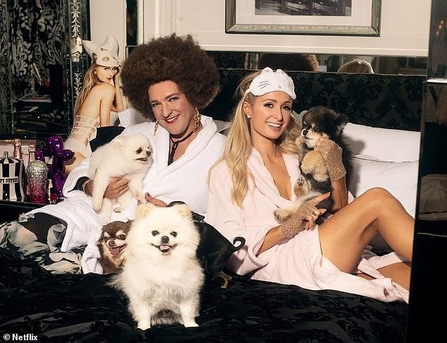 Paris Hilton và đàn chó cưng trong buổi chụp hình.