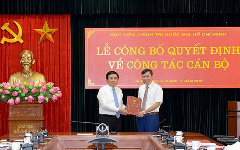 GS.TS Nguyễn Xuân Thắng trao quyết định cho ông Lê Văn Lợi.