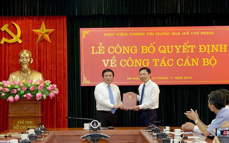 GS.TS Nguyễn Xuân Thắng trao quyết định cho ông Lưu Văn Quảng.