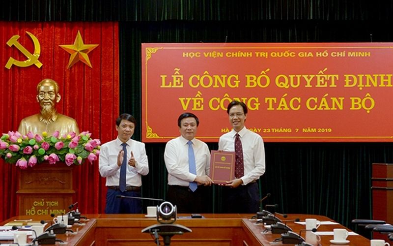 GS.TS Nguyễn Xuân Thắng trao quyết định cho ông Nguyễn Danh Tiên.