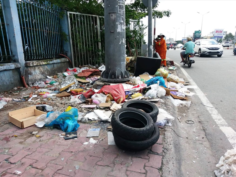 Các loại rác thải vứt vương vãi ở đầu cầu Điện Biên Phủ (quận 1).  Ảnh: M.Q
