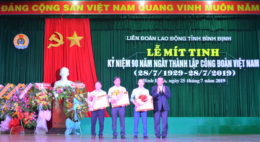 Ông Lê Kim Toàn trao bằng khen của Thủ tướng Chính phủ cho các cá nhân xuất sắc