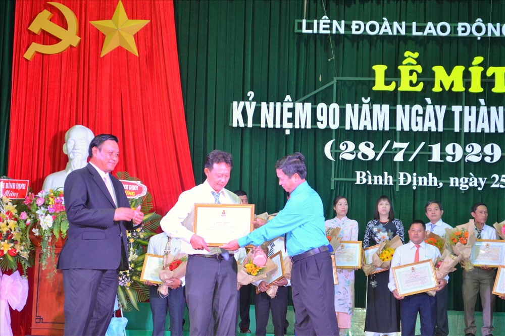 Chủ tịch LĐLĐ Bình Định Nguyễn Mạnh Hùng (hàng đầu, bên phải) trao thưởng cho Chủ tịch CĐCS tiêu biểu